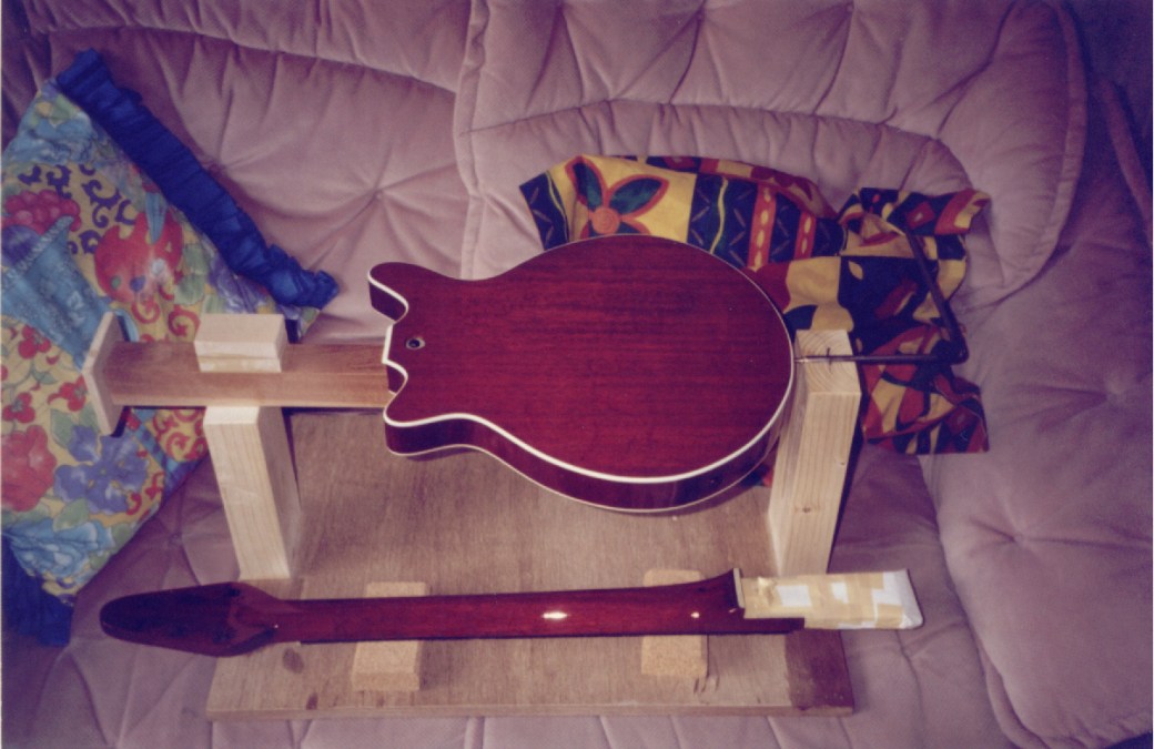 Back at Mark's place at 3am with the paint still very soft and hardly touch dry yet, the guitar stays the night on the couch